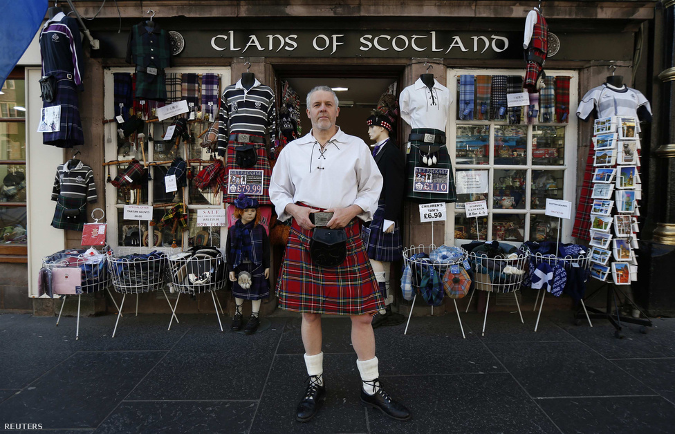 Steve Wright szuvenírárus edinburgh-i boltja előtt pózol skót szoknáyban. Wright a függetlenségre fog szavazni, mert „a nem szónak nem szabad szerepelnie idén a skót szótárban”. Szavaztak már külön skót nemzetgyűlésről, külön skót parlamentről is Skóciában, de most már a teljes függetlenség a tét. Egyszer a részvételen buktak el, most azonban szinte mindenkit megmozgatott a referendum.