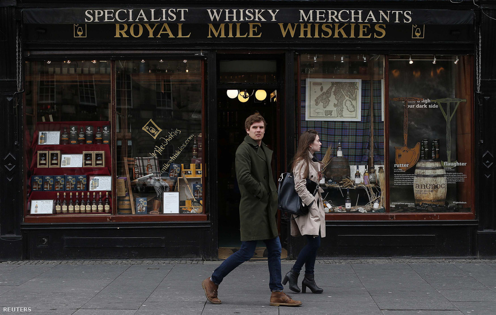 Whiskybolt a Royal Mile-on. A skótok nem whiskey-t isznak, hanem whisky-t. Whiskey-nek az írek írják, és miattuk az amerikak is, de a skótok egyik nemzeti itala „e” nélkül van. Az igazi nemzeti italuk azonban a rozsdás-narancssárga IRN BRU.