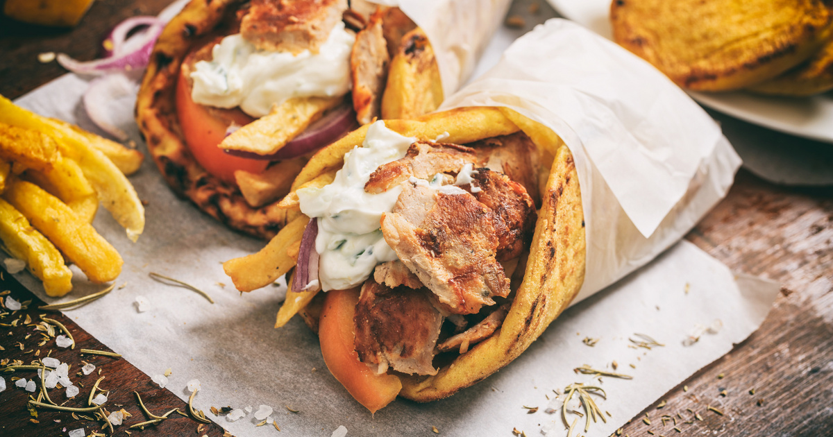 Házi gyros pitában, tzatzikiszósszal: ne menj érte a büfébe, készítsd el otthon!