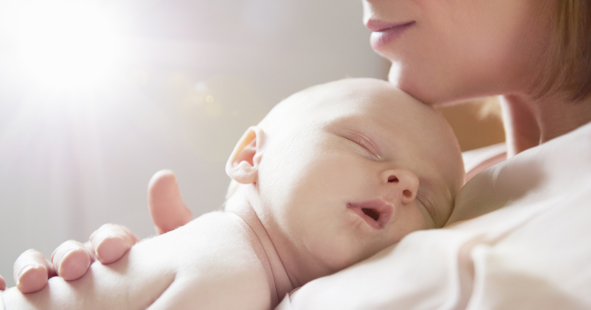 Így kell ölbe venni az újszülöttet – Az orvos azt is elmagyarázza, hogy ez miért fontos