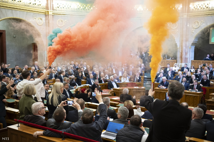 Füstgyertyázás a parlamentben