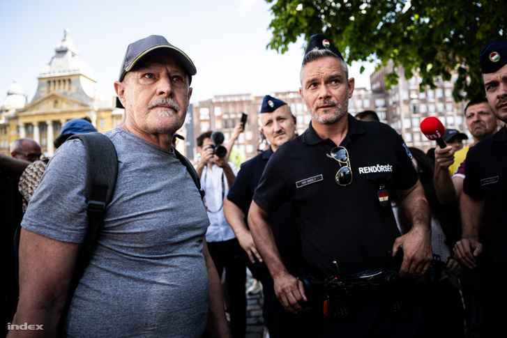 Máris közbe kellett avatkozniuk a rendőröknek, lökdösődés volt