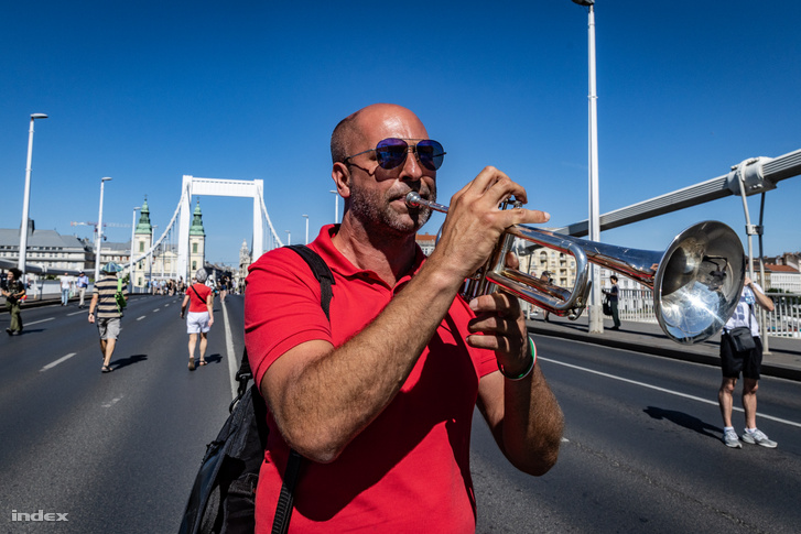 Szabó Bálint az Erzsébet hídon trombitál