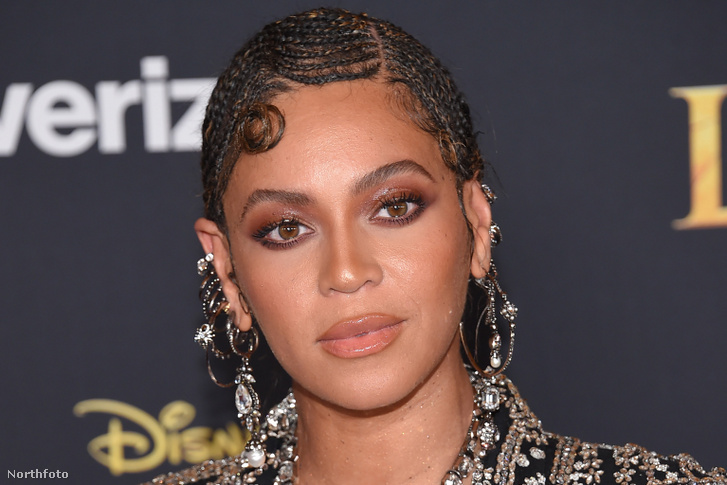 Le kellett állítani Beyoncé koncertjét, több méter magasban hibásodott meg egyik látványeleme, rajta az énekesnővel