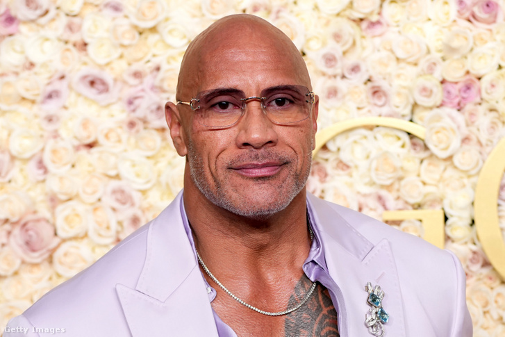 Óriásit megy a videó, amin Dwayne Johnson hagyja lányainak, hogy kisminkeljék munka előtt, mindent elárul az arca