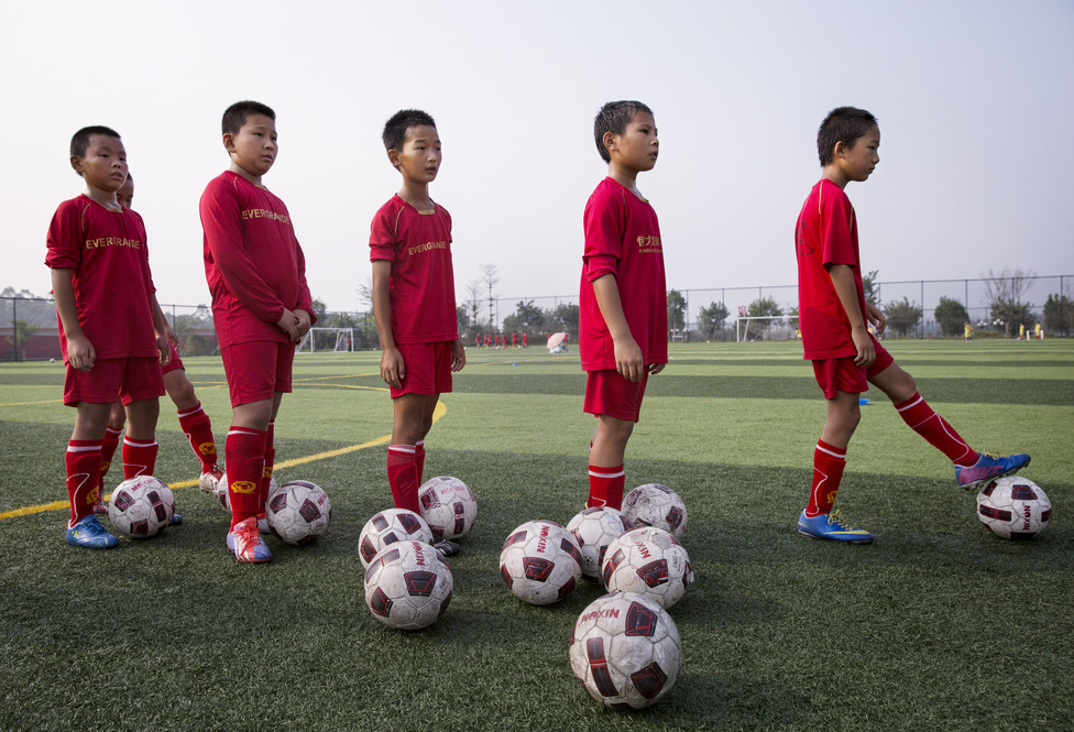 A kínai futballiskolában 175 különböző utánpótlás csapattal dolgoznak az edzők, azt remélik, hogy a legjobbjaik hamarosan az európai sztárcsapatoknál folytathatják a karrierjüket