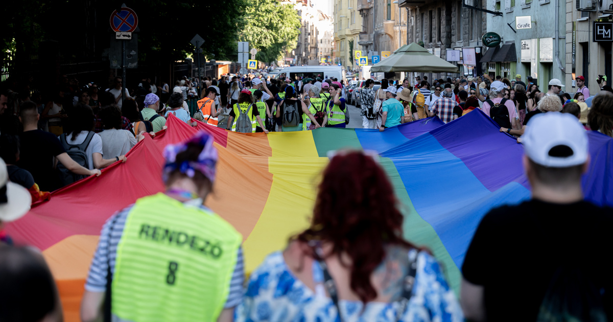 „Műmagyar, kamukeresztény. Térdelj le Orbán előtt” – gyűlöletcunami zúdult a Csík zenekar énekesnőjére