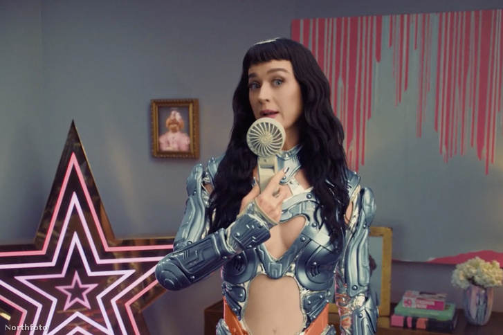 Terjed az ijesztő videó, Katy Perry majdnem kizuhant koncertje közben az egyik látványelemből