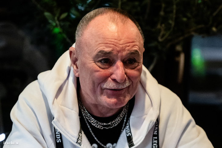 Nagy Feró tévedésből fiúnevet adott tojó varjújának, nem bírta ki csípős megjegyzés nélkül: „Látjátok, a lány is lehet Rudi!”