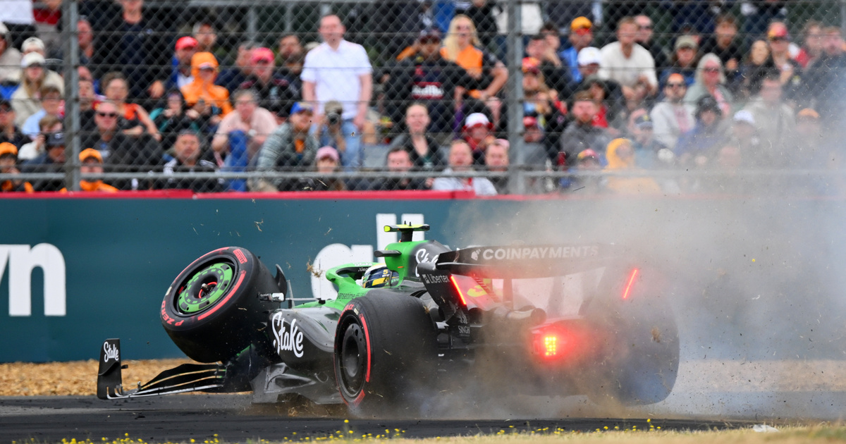Menet közben szakadt le a Formula–1-es autó bal első kereke – videó!
