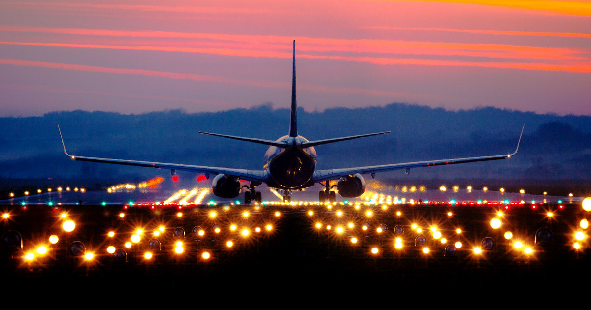 Pánik tört ki egy Ryanair gépen: videón a szárnyról leugráló utasok