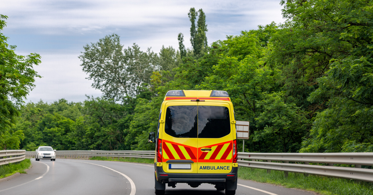 77 utassal borult az árokba egy busz Kunszentmártonnál - Sok a sérült, lezárták a főutat