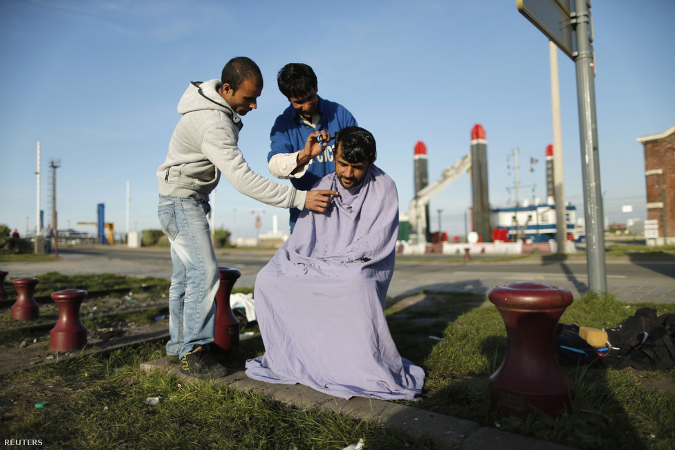 Rahman itt éppen menekülteket üdvözöl a calais-i táborban, a kikötő közelében.