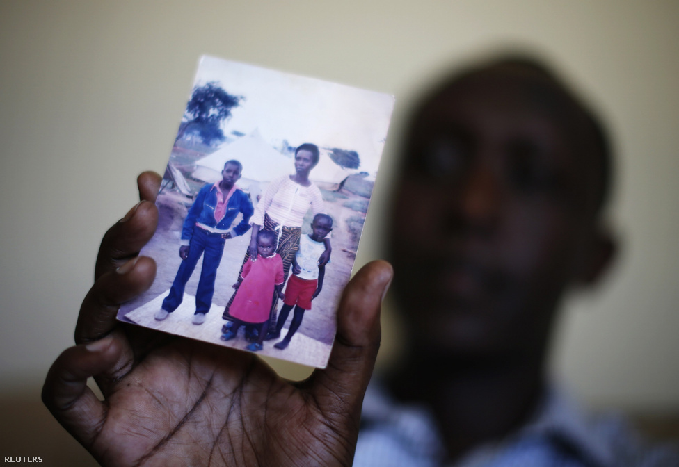 A fiatal Patrick és családja fotója. Ruandában aktivistaként dolgozott, közben több nyelvet is megtanult, mire 2009-ben lehetősége adódott, hogy az Egyesült Államokba utazzon tanulni.