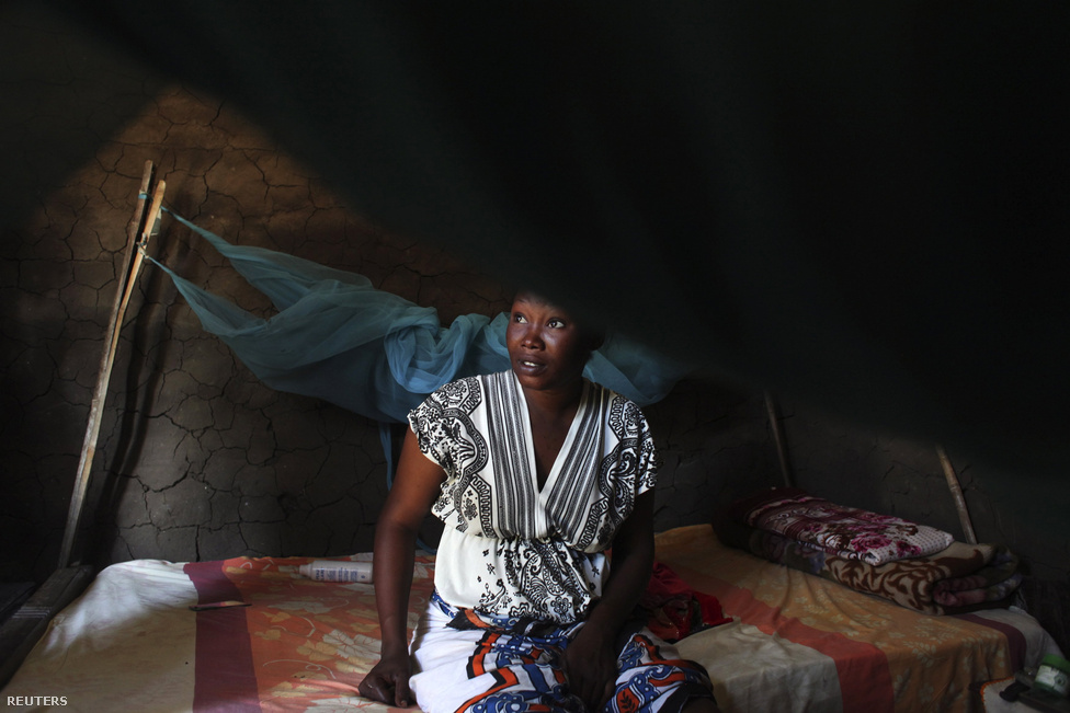 A 28 éves Maymona a szudáni Nuba-hegységből menekült el. Szudán 2011-es kettészakadása után az új határövezetben találta magát, ahol mindennapossá váltak  az atrocitások az újonnan megalakult Dél-Szudán és Szudán között.