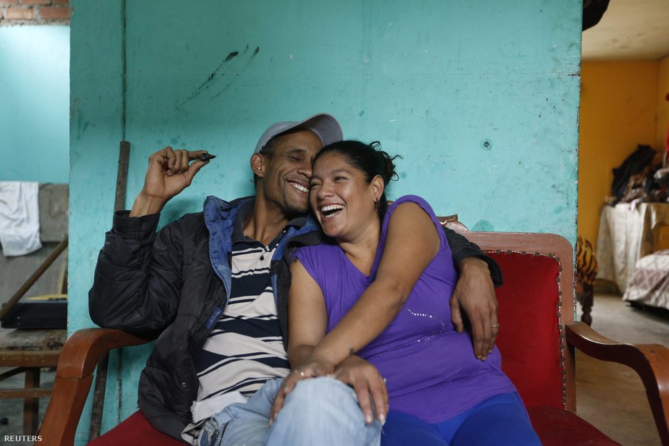 A kubai Michael Telleria barátnőjével, Ana Mariával perui otthonukban, Lima külvárosában, Villa El Salvadorban. Csak hat éves volt, amikor szüleivel együtt elhagyták Kubát, egyike volt annak a tízezer kubainak, akik 1980-ban a menekülés reményében elfoglalták Peru havannai nagykövetségét és menedéket kértek. Családja eredetileg az Egyesült Államokban szeretett volna új életet kezdeni, de csak Peruig jutott.