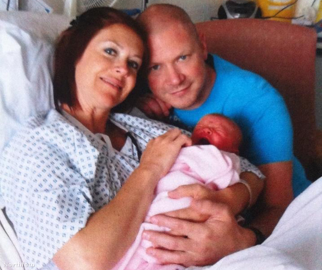 Claire és Jason Atkins, nem sokkal közös gyermekük születése után – és a mellrák felfedezése előtt