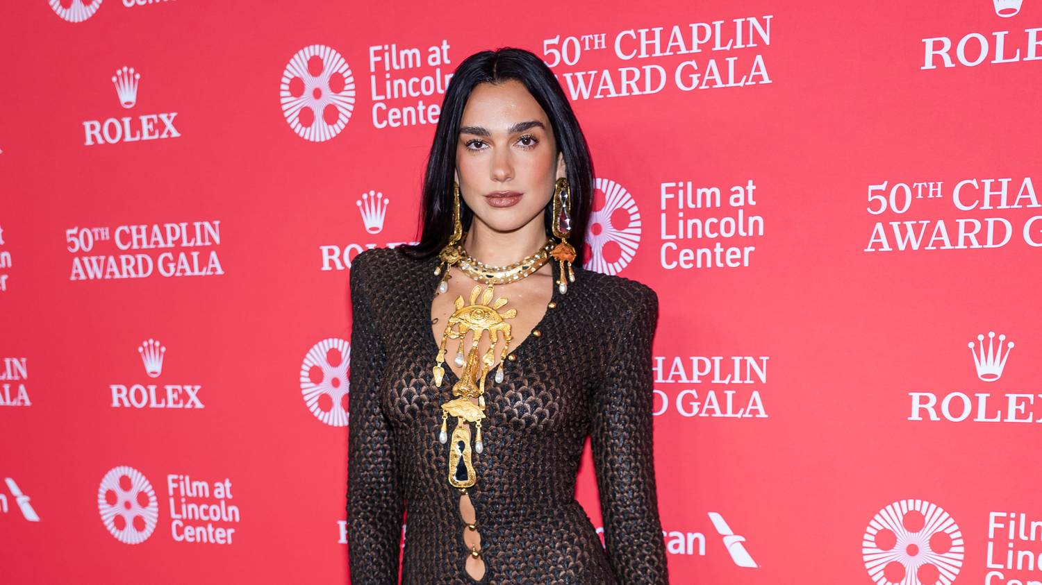 Dua Lipa inge majdnem megadta magát, Karol G merész felsőt választott