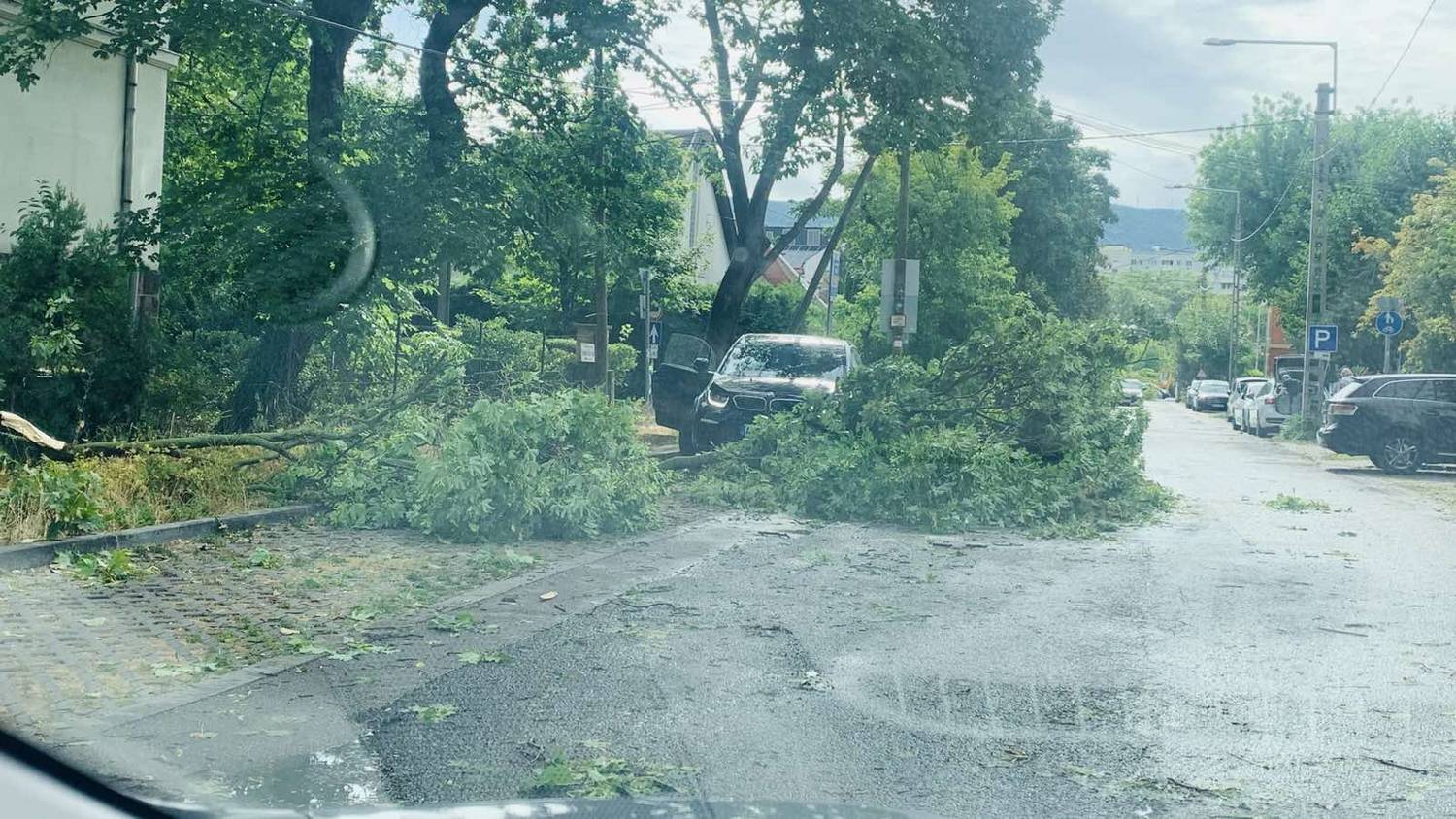Ítéletidő csapott le az országra: hajókat borított fel, lámpákat bénított meg a vihar – videó