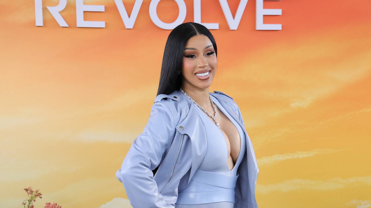 Cardi B ruháját csak a szentlélek tartotta, Jennifer Anistont egy igazi szívtipróval kapták le