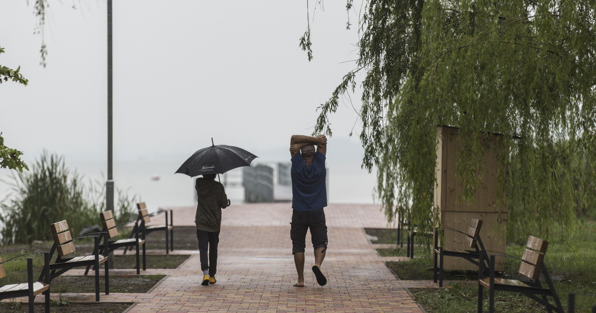 Megtiltották a fürdést a Balatonban, a vihar miatt életveszélyes lehet a tó