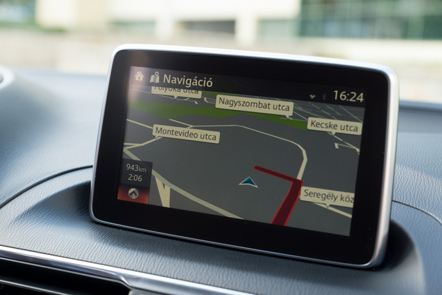 A navigáció egyre inkább része a jármű fedélzeti rendszerének, adatai megjelennek a head-up display-n is