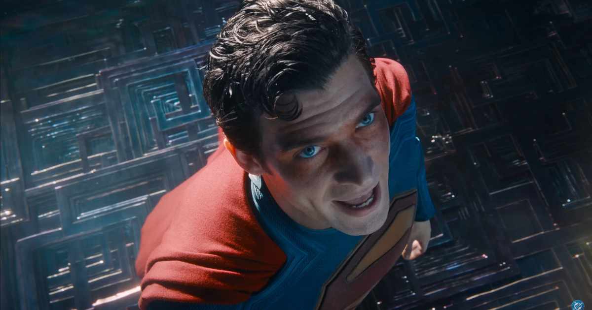 A megfáradt Superman kakaót iszik, miközben egy gigaszörny a háttérben tombol