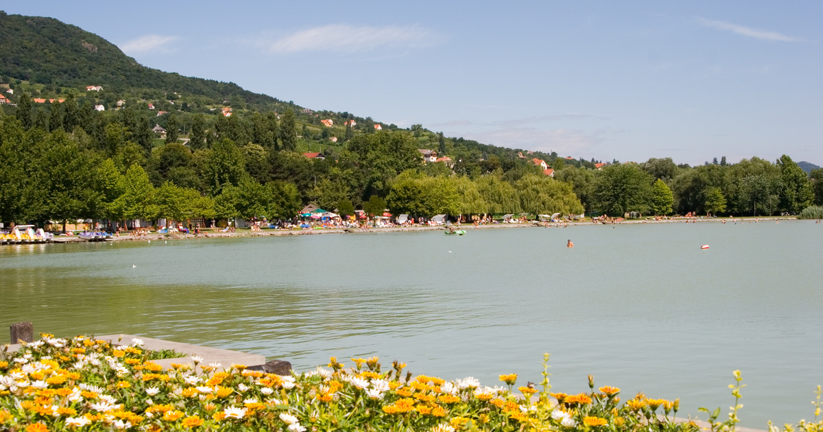 Ez lett idén a Balaton legjobb strandja – Kiosztották a Kék Hullám Zászlókat, íme a lista