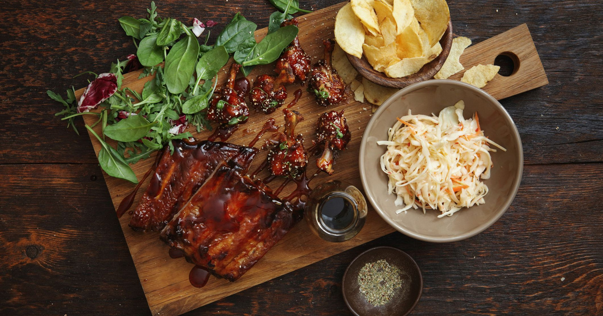 Ragacsos sertésoldalas paradicsomos mázzal: szétolvad a szájban