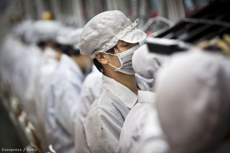 Dolgozók a kínai Foxconn gyárban