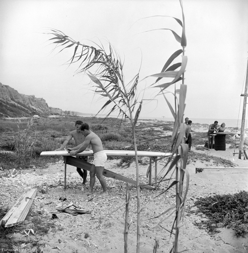 A szörfösök élete nem csak a hullámok lovaglásából áll, a deszkákat karban is kell tartani. A képen San Onofre két szörföse végzi éppen a szükséges munkálatokat.