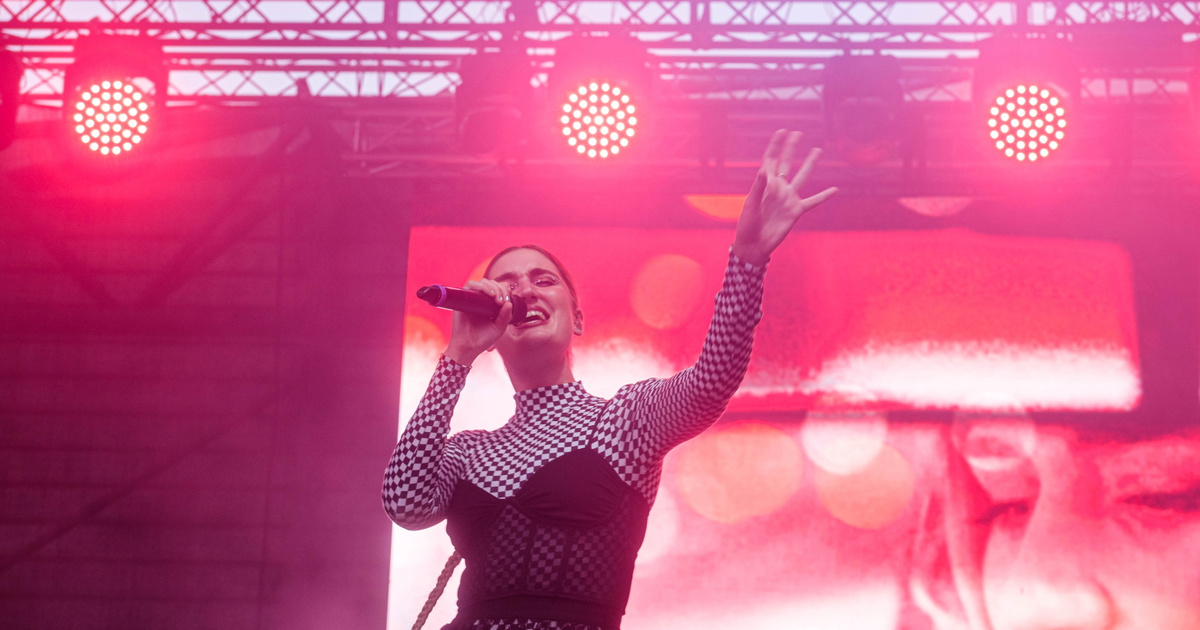 Szivárványos zászló, Népszabadság-póló és áthúzott KDNP-logó is megjelent Tusványos színpadán