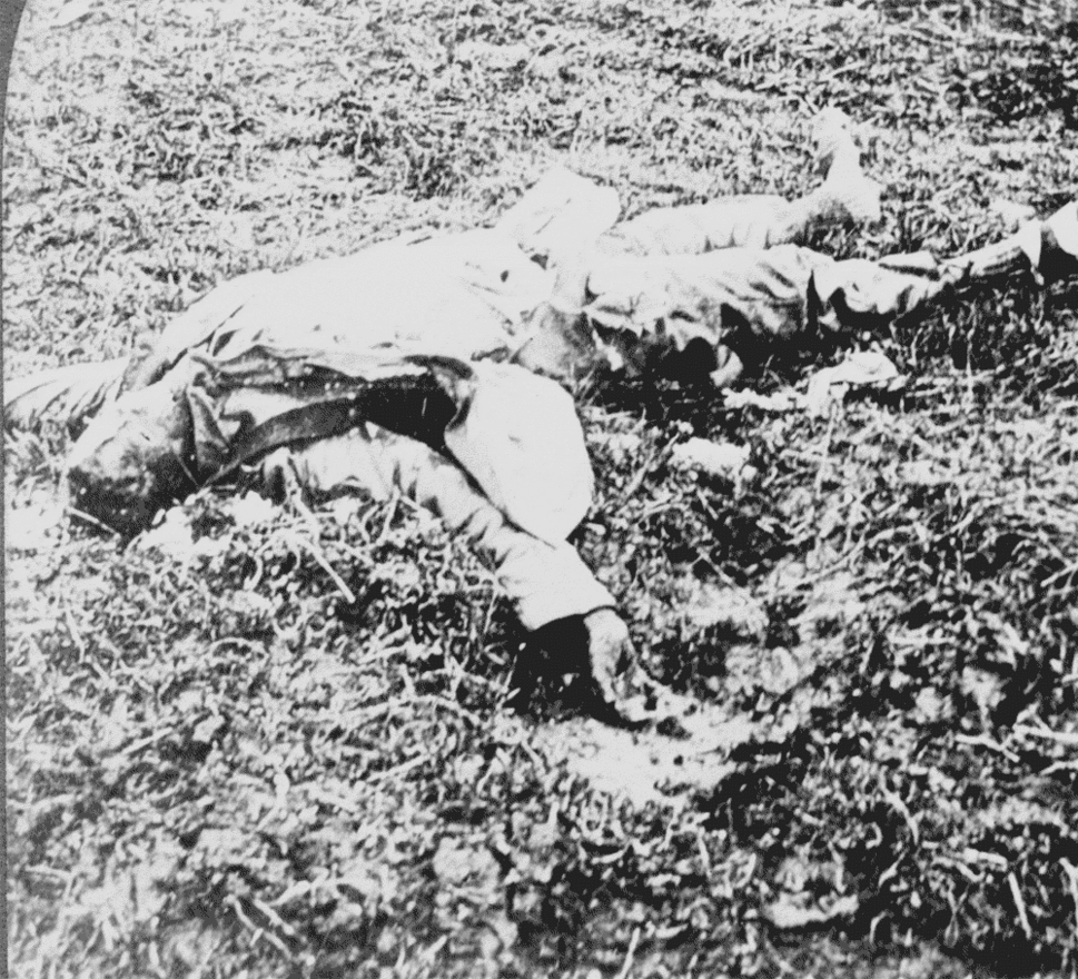 Német halott a Belleau Woodnál vívott csatához közel. Ez a csata adta meg az amerikai tengerészgyalogosok hírnevét. Az 1918. június 1-26. között vívott csatában a tengerészgyalogosok sikerrel foglaltak el egy, az offenzíva szempontjából fontos magaslatot, és a hónap végére komoly áldozatok és hat támadás árán végül kiüldözték az erdős területen magukat komolyan beásó német alakulatokat.
                        A csata a tengerészgyalogosak övező tisztelet és a hatékonyságukat dicsérő tények és legendák alapja lett. Több híres idézet is köthető ehhez az időszakhoz, itt hangzott el a "Gyerünk már, a kurva anyátokat, hát örökké akartok élni?" kérdés is Dan Daily őrmester szájából, mikor az amerikai 73. géppuskás századnak egy búzamezőn keresztül kellett megrohanniuk a német géppuskaállásokat.