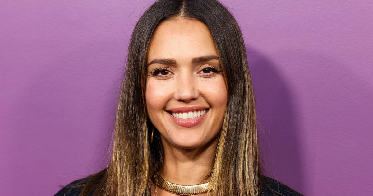 A 44 éves Jessica Alba istennő bikiniben: olyan karcsú, hogy szavak nincsenek rá