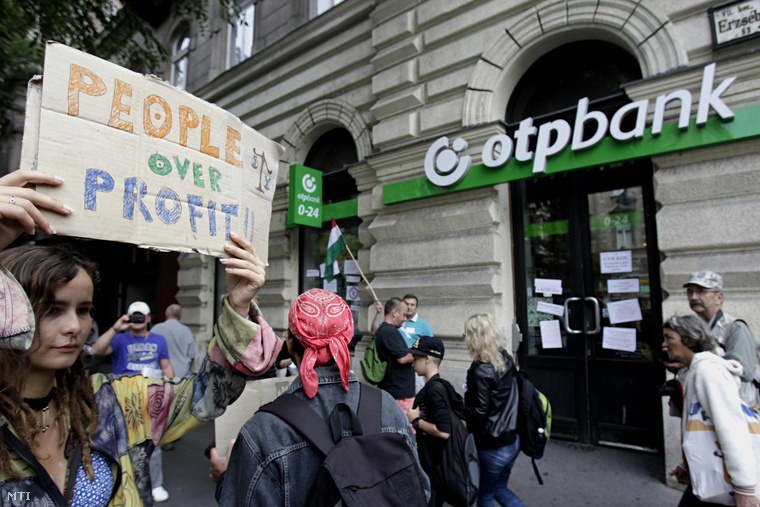 Devizahitelesek tüntetnek egy OTP-bankfiók előtt a fővárosi Nagykörúton a Nem adom a házam elnevezésű civil szervezet kezdeményezésére 2013. augusztus 27-én.