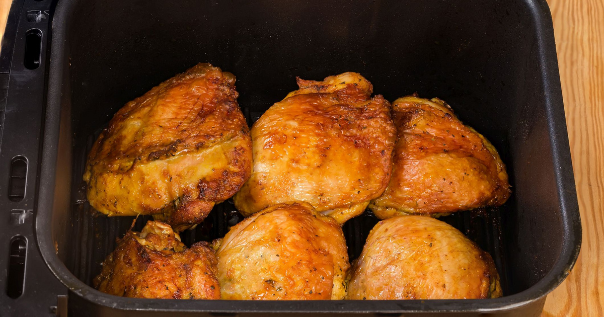 Szuperszaftos sült csirkecomb air fryerben: 25 perc alatt elkészül