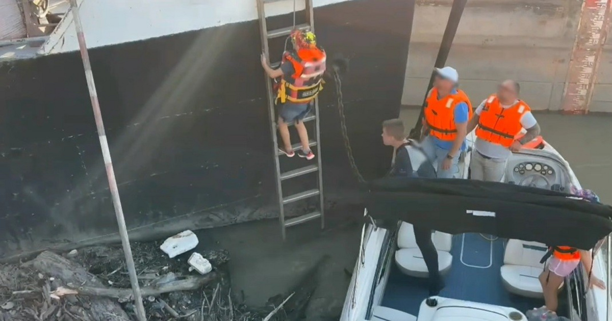 Uszályok közé szorult hajóról kellett menteni az embereket a Dunán
