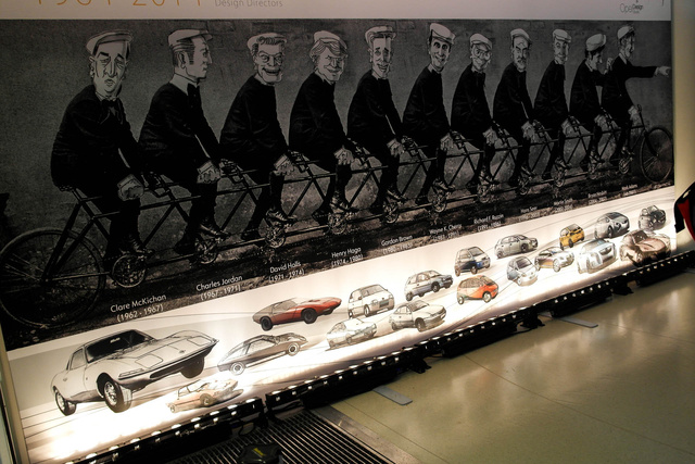 A híres Opel-fivéres kép mintájára elkészült a bringás kép a formatervező részleg összes vezetőjével