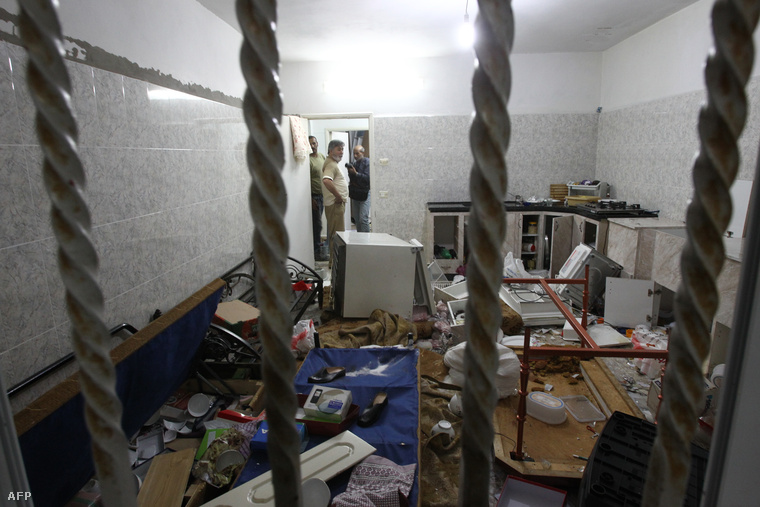Megrongált bútorok a lakásban, ahol a feltételezett emberrablók éltek