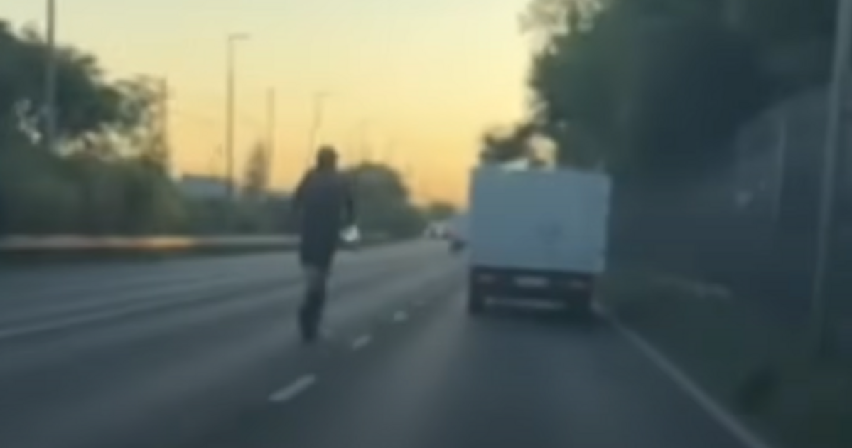 Kilencvennel cikázott egy rolleres a 6-os főúton az autók között