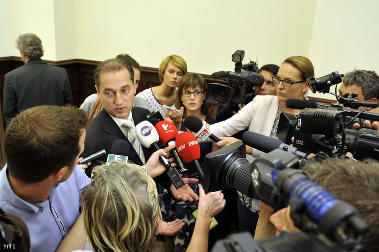 Hunvald György nyilatkozik a sajtónak a Kúria folyosóján 2014. július 1-jén.