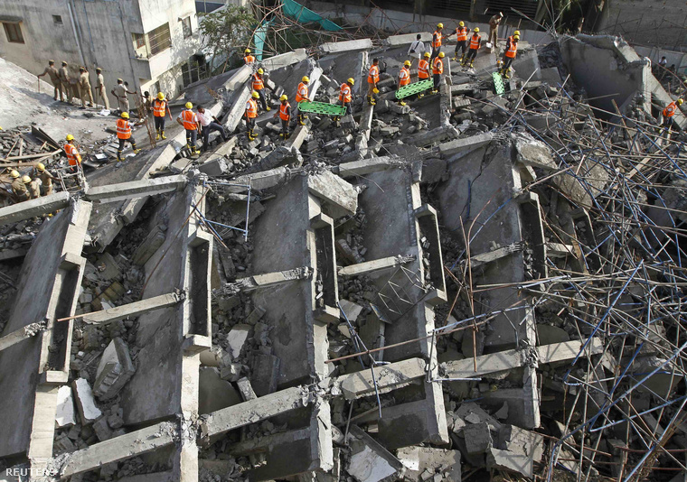 Túlélők után kutatnak a 3 napja összedőlt épület romjai között