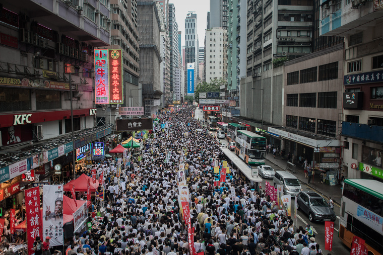 Félmillió tüntető az utcán