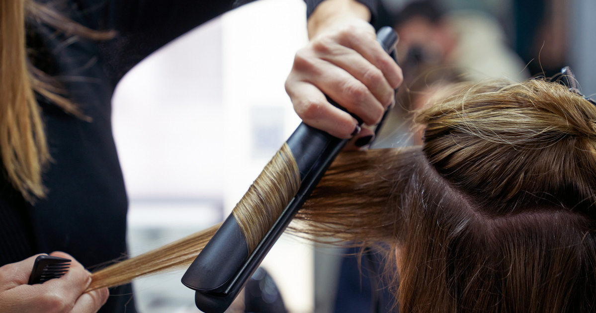 Így lehet loknikat csinálni a hajvasalóval: többféle is készíthető, mutatjuk hogyan