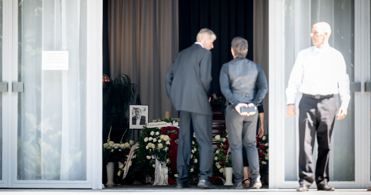 Százak kísérik utolsó útjára Schmuck Andort