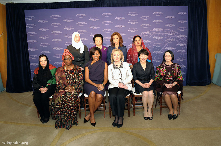 Osztolykán Ágnes (a kép jobbszélén), a Bátor Nők Nemzetközi Díjazottjai körében, az első színes bőrű First Lady, Michelle Obama társaságában 2011-ben