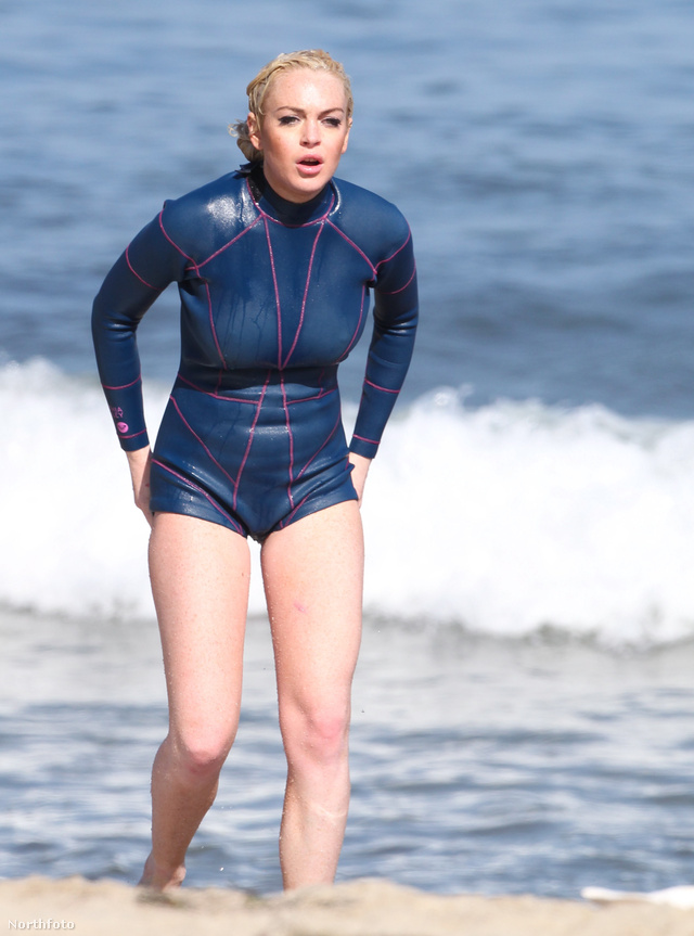 Lindsay Lohan sminkben és egy Cynthia Rowley úszómezben lóg a strandon.