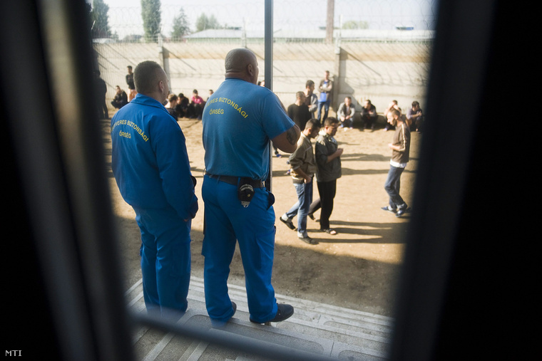 A Fegyveres Biztonsági Őrség munkatársai figyelik a fogvatartottakat a Szabolcs-Szatmár-Bereg Megyei Őrzött Szálláshelyen Nyírbátorban