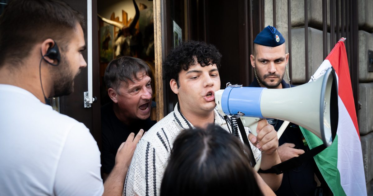 Budaházy György fellökte a szervezőt – feszült hangulat a tűzijáték elleni demonstráción