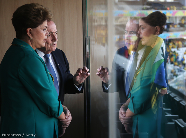 Dilma Rousseff brazil elnök és Joseph S. Blatter a FIFA elnöke a Sao Pauló-i Corinthians Arénában, 2014.  június 12-én.